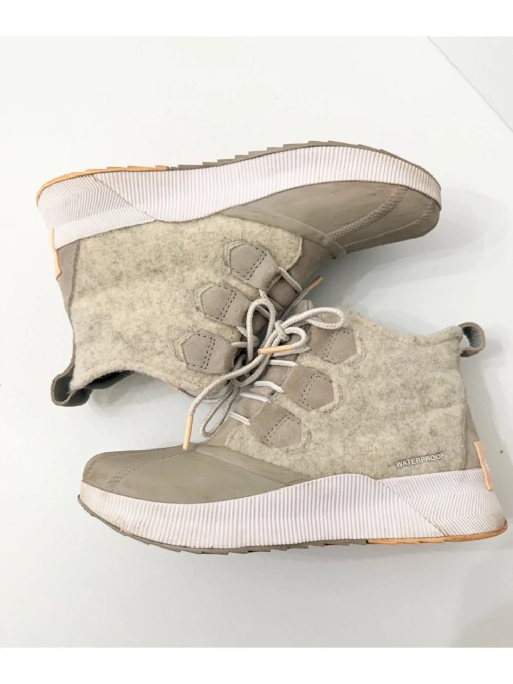 Sorel Out N About III Classic Leather Boot In Dove Peach - 7